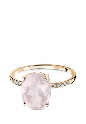 Roségoldring mit einem ovalen, facettierten Rosenquarz-Mittelstück, akzentuiert durch kleine weiße Edelsteine am Band. Glatte Oberfläche.