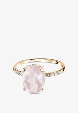 Rožinio aukso žiedas su ovaliu, fasetuotu rožiniu kvarcu kaip centru, puošiamas mažais baltais akmenimis ant juostos. Lygi apdaila.