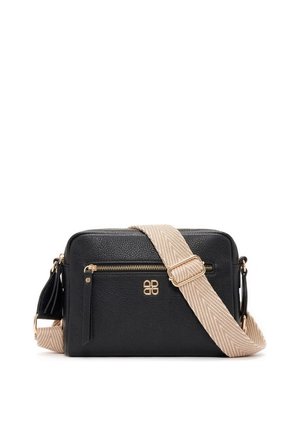 Czarna skórzana torba na ramię z przednią kieszenią na zamek, złotym zamkiem błyskawicznym i logo oraz szerokim beżowym regulowanym paskiem na ramię w wzór jodełki.