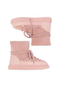 Růžové vysoké tenisky s kombinací hladkých a semišových textur. Obsahují šňůrky, silnou podrážku a design s přehnutým lemem.