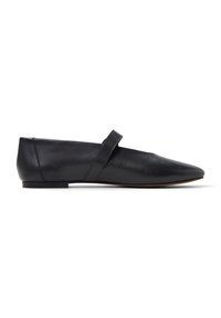 Ballerines en cuir noir avec un design à bout pointu, dotées d'une seule sangle ajustable au niveau du métatarse et d'un petit talon.