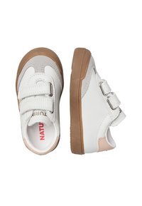 Białe i szare sneakersy z dwoma regulowanymi paskami na rzep, gumowymi podeszwami oraz delikatnymi różowymi akcentami z tyłu. Miękka skóra i zamszowe tekstury.