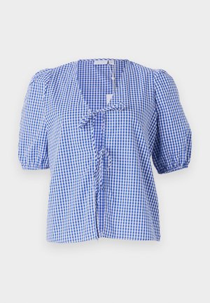 Blå og hvit gingham-bluse med korte pufferm, V-hals, sløyfe foran og avslappet passform. Laget av et lett stoff.