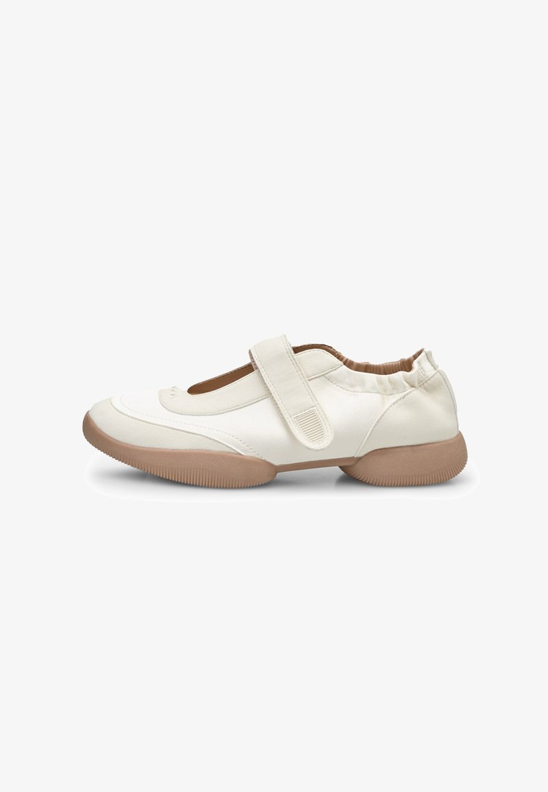 Witte instapschoenen met een klittenbandsluiting, voorzien van een beige rubberen zool, een gestructureerd bovenwerk en een zachte, elastische hiel.