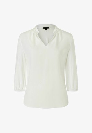 Weiße Bluse mit V-Ausschnitt, dreiviertelärmel und raffinierten Details an den Schultern. Glatte Textur und leicht abgerundeter Saum.