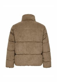 Smeđa prošivena jakna od korduroya s visokim ovratnikom, prošivenim dizajnom i mekim teksturom. Stražnja strana je glatka s horizontalnim odjeljcima.