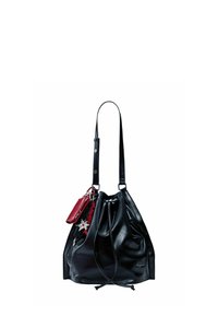 Fekete bőr vödrös táska állíthat�ó pánttal, húzózárral, ezüst cipzárral és piros bőr kulcstartóval, csillag alakú charm-mel.