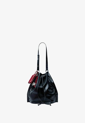 Fekete bőr vödrös táska állítható pánttal, húzózárral, ezüst cipzárral és piros bőr kulcstartóval, csillag alakú charm-mel.