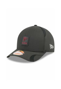 Schwarze Kappe mit gebogenem Schirm, versehen mit dem Logo der Atlanta Falcons auf einem quadratischen Patch und Netzakzenten an den Seiten.