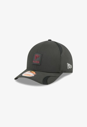 Schwarze Kappe mit gebogenem Schirm, versehen mit dem Logo der Atlanta Falcons auf einem quadratischen Patch und Netzakzenten an den Seiten.
