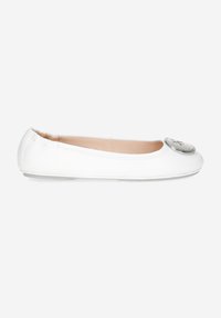 Chaussure plate blanche avec un bout rond, en cuir lisse, bords élastiqués et un accent circulaire argenté à l'avant. Semelle flexible.