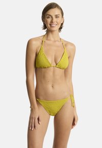 Geel bikini set met een gestructureerd paisleypatroon, met een driehoekige top en verstelbare zijstrik bikini slipjes.