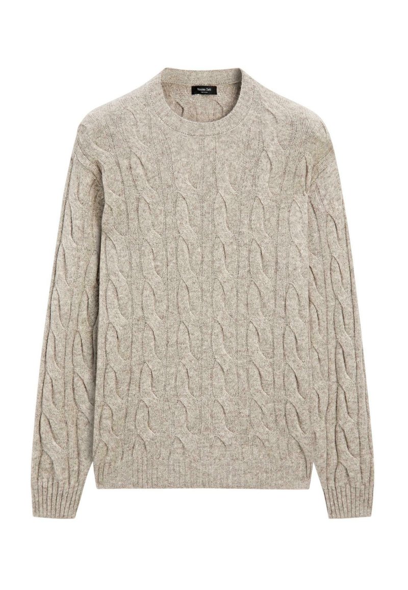 Pull en maille torsadée gris clair avec col rond, fabriqué dans un tissu doux et texturé. Présente des poignets et un ourlet côtelés.