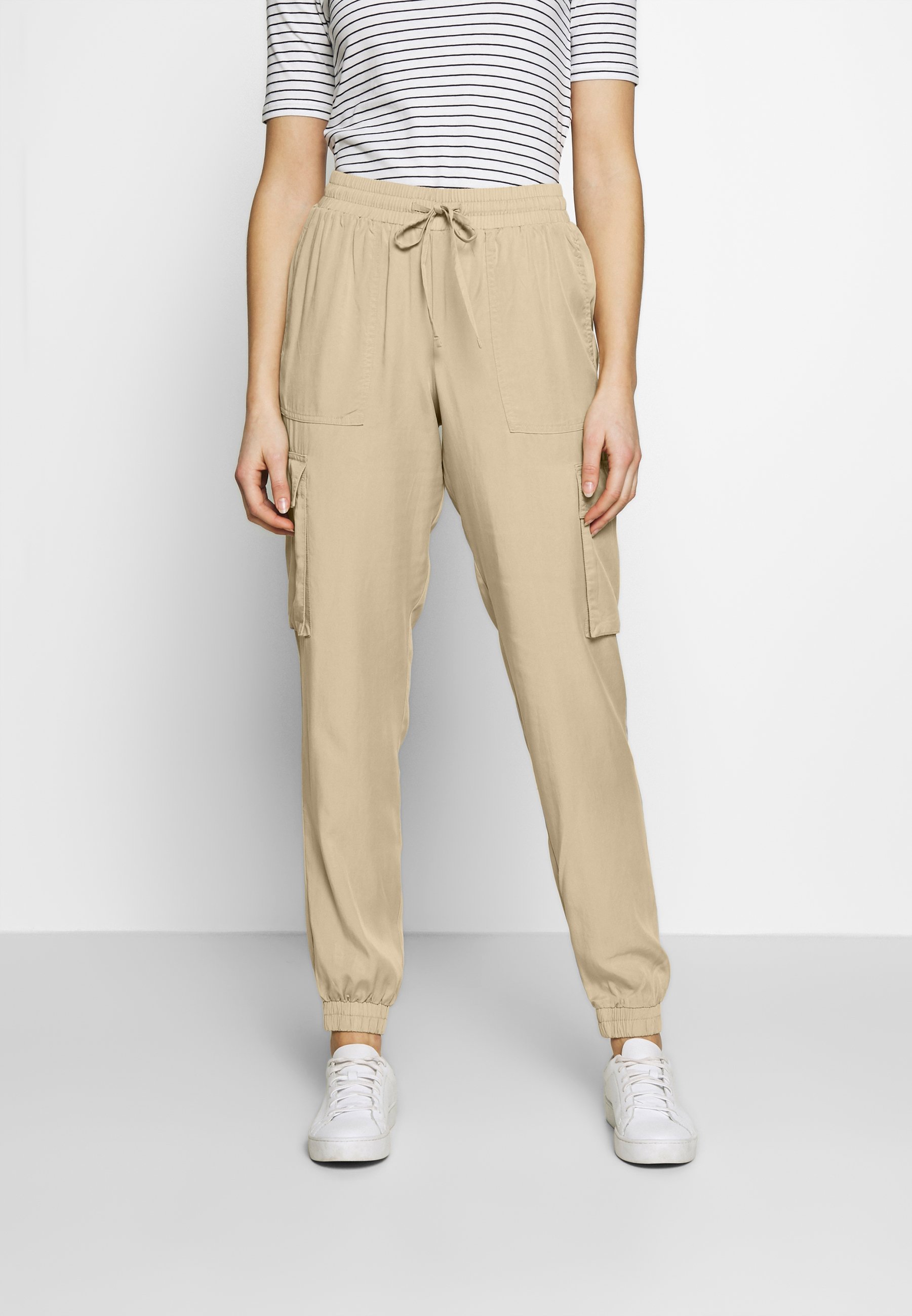 track pants beige