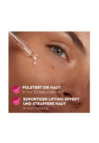 Clear serum droplet on skin, highlighting texture and shine. Text displays product benefits in German: hydration in 20 seconds, lifting effect in one week.