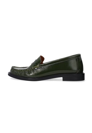 Groene gepatenteerde leren loafers met een gestikte franjesdetail, vlakke zwarte rubberen zool en een amandelvormig te ontwerp.