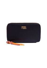 Czarny prostokątny skórzany portfel z złotym logo "BIMBA Y LOLA", zamknięcie na zamek, oraz pomarańczowy pleciony uchwyt na nadgarstek ze złotymi końcówkami.