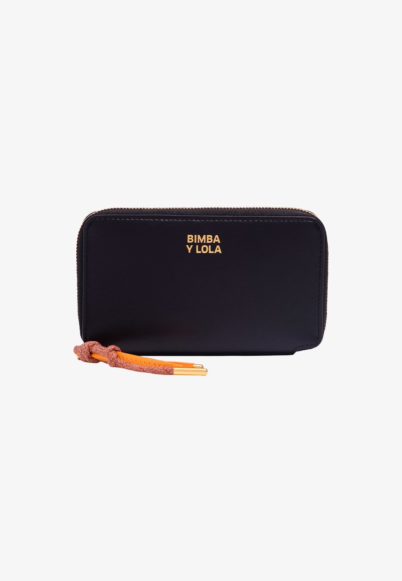 Cartera rectangular de cuero negro con el logo dorado "BIMBA Y LOLA", cierre de cremallera y una correa para la muñeca trenzada en color naranja con puntas doradas.