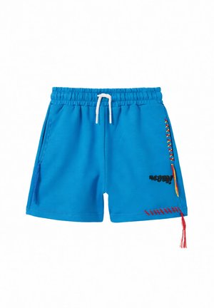 Pantaloncini con vita elastica blu con coulisse bianca, cuciture laterali colorate, ricamo rosso vicino all'orlo e testo nero sulla gamba destra.