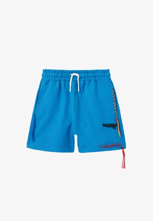 Shorts à taille élastique bleue avec cordon de serrage blanc, coutures latérales colorées, broderie rouge près de l'ourlet et texte noir sur la jambe droite.