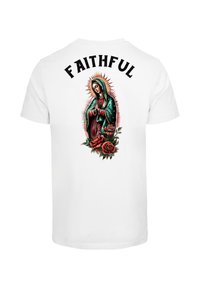 Witte katoenen T-shirt met een kleurrijke afbeelding van een geklede figuur met een halo, omringd door rozen, met boven de woorden "GELOOFWAARDIG".