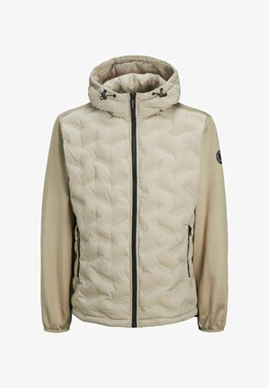 Bézs szigetelt dzseki steppelt elülső résszel, sima hosszú ujjaival, állítható kapucnival és cipzáras zsebekkel; a hüvelyén logó található.