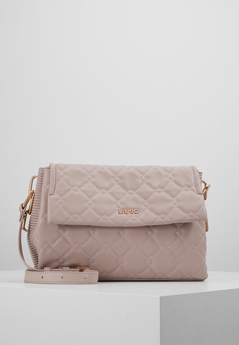 Quiltet lys rosa håndtaske lavet af syntetisk materiale; har et logo i guldfarve, klaplukning og aftagelig skulderrem.