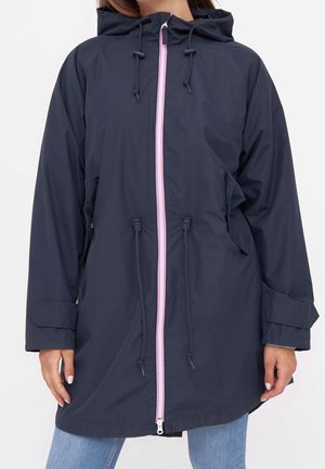 Marineblauwe waterdichte jas met een capuchon, verstelbaar trekkoord en een rits aan de voorkant met roze accenten. Inclusief zijzakken en een ontspannen pasvorm.