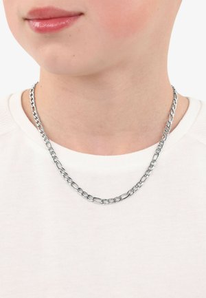 Collana in argento con anelli interconnessi, caratterizzata da una finitura lucida. Indossata su un indumento bianco, design minimalista.