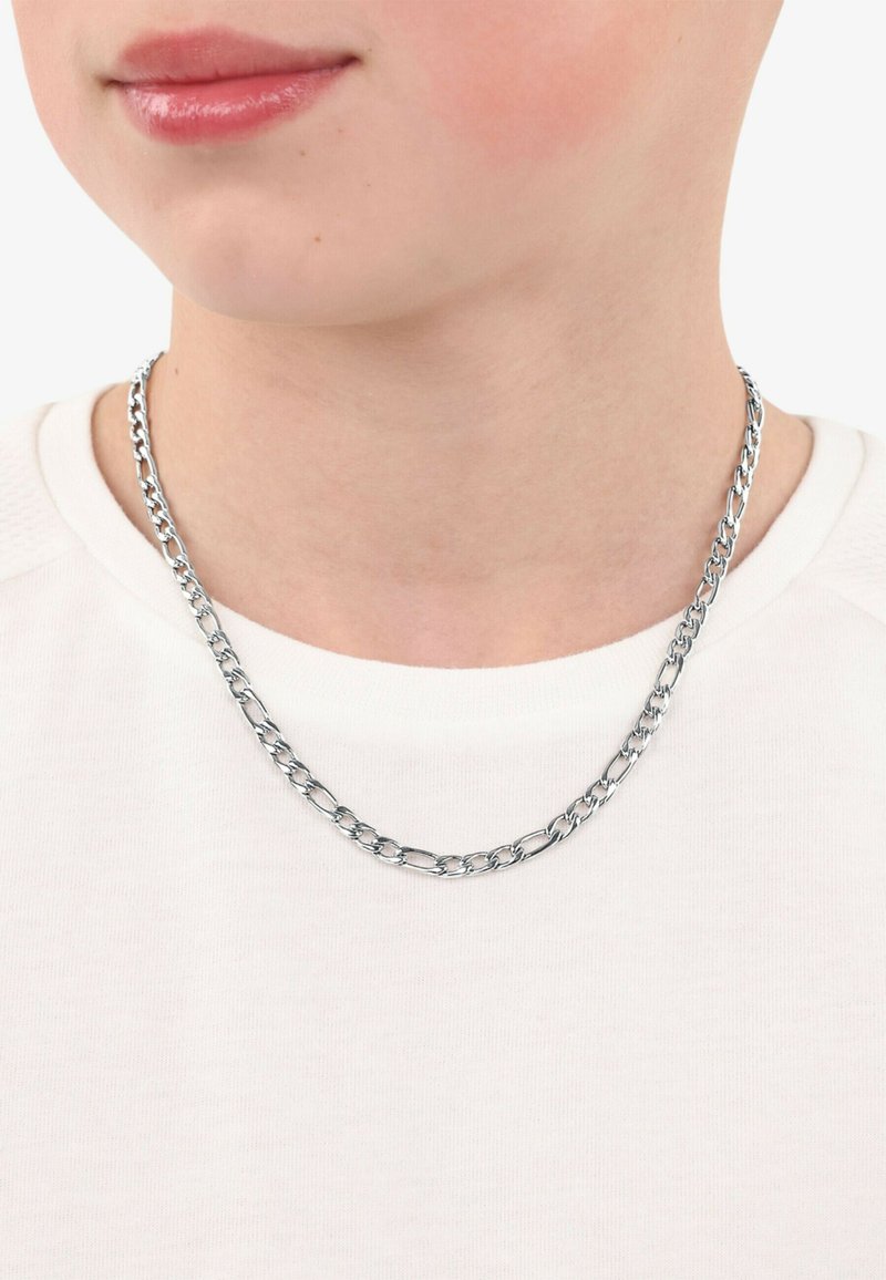 Collana in argento con anelli interconnessi, caratterizzata da una finitura lucida. Indossata su un indumento bianco, design minimalista.