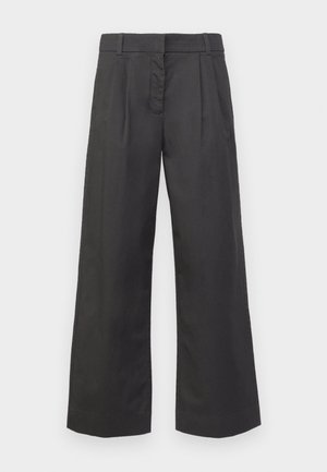 Pantaloni a gamba larga in tessuto nero, caratterizzati da una vita alta, pieghe frontali e tasche sottili. Texture liscia con una finitura pulita.
