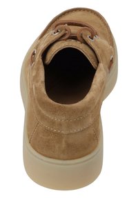 Tan ruskindsko med en rund tå, beige gummisål, brune snørebånd og metaløjer. Har en polstret krave og minimalistisk design.