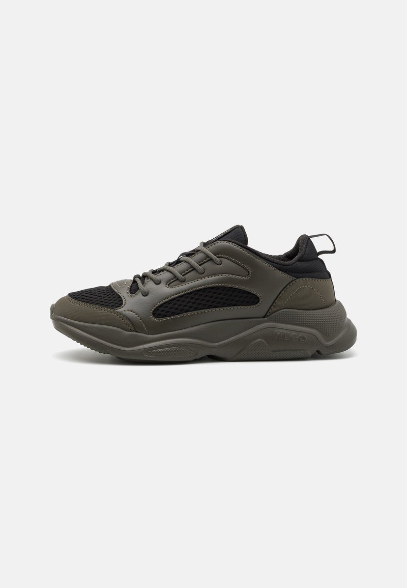 Sneaker con lacci in una costruzione in rete verde scuro e nera, dotati di collo imbottito, suola testurizzata e accento con logo sul lato.