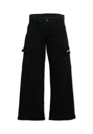 Czarne szerokie spodnie cargo z bocznymi kieszeniami z patkami i zapięciem na guziki w pasie.