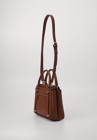 Guess DARYNA SATCHEL - Käsilaukku - cognac