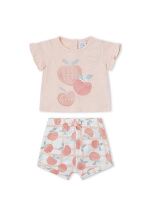 Camiseta rosa de manga corta para bebé con diseño de manzanas y texto "Stay Positive Always", combinada con pantalones cortos blancos con un patrón a juego de melocotones.