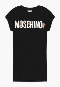 Černé bavlněné tričko s bílým logem "MOSCHINO" a hnědými kreslenými medvědy integrovanými do textu. Krátké rukávy a uvolněný střih.