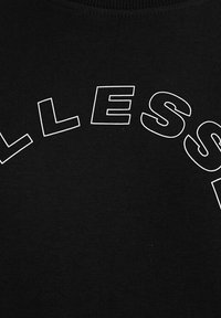 Sudadera negra con texto curvado en blanco y en negrita, de tamaños de letra variables. La tela es suave, con un cuello acanalado y sin patrones visibles.