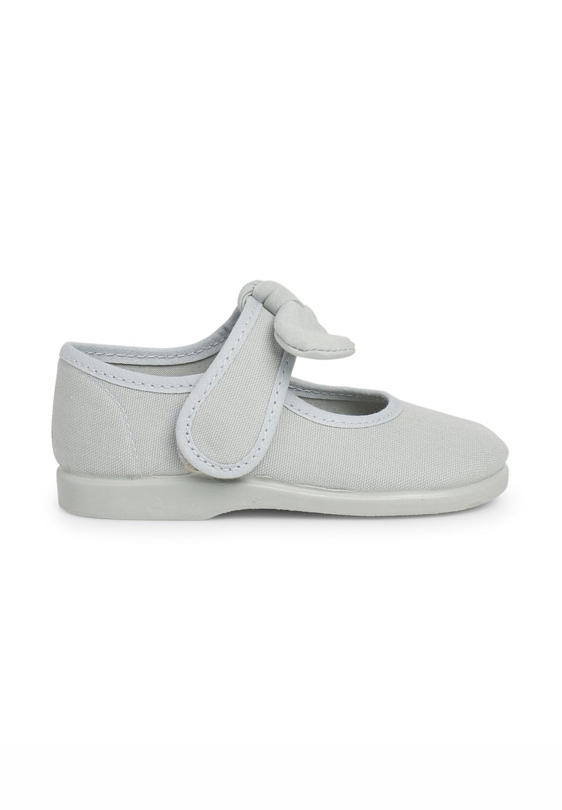 Graue Leinenschuhe im Mary Jane-Stil mit einer abgerundeten Zehe, einem elastischen Riemen, der mit einer Schleife verziert ist, und einer flachen Gummisohle. Einfaches und strukturiertes Design.