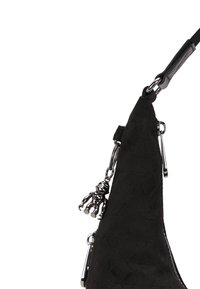 Borsa in tessuto nero con una forma triangolare unica, dotata di una cerniera e di un ciondolo metallico, che le conferisce un aspetto testurizzato.