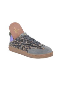 Le sneakers con stampa leopardata presentano un materiale in suede grigio con accenti blu e viola, punta tonda e una suola in gomma texturizzata. La soletta è visibile.