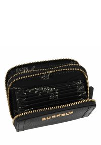 Portafoglio in pelle nera con superficie testurizzata, chiusura con zip, accessori in oro e molteplici scomparti per carte foderati in tessuto nero con motivo logo.