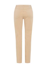Beige Slim-Fit-Hose mit Gesäßtaschen, Gürtelschlaufen und dezenten Nähten, von hinten vor weißem Hintergrund gezeigt.