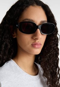 Vans SHOWSTOPPER  - Gafas de sol - black