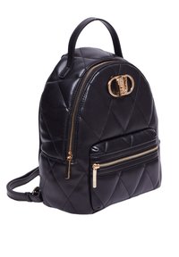 Zaino in pelle trapuntata nera, caratterizzato da una forma arrotondata, accenti in hardware dorato, un scomparto principale con zip e una tasca frontale con zip.