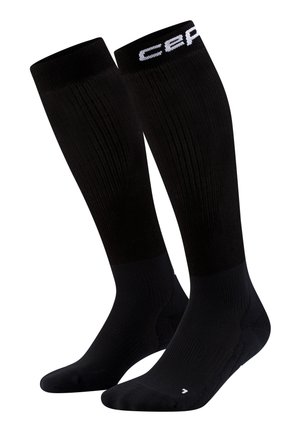 Set van zwarte kniehoge compressiekousen met geribbelde structuur en wit "CEP"-logo nabij de bovenste boord.