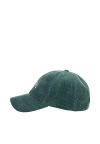 Grüne Corduroy-Mütze mit gebogenem Schirm, die ein kleines gesticktes Design auf der Vorderseite zeigt und eine gerippte Textur sowie eine strukturierte Form aufweist.
