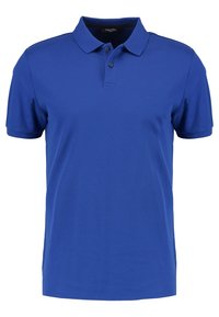 Blå kortärmad polo med krage och tvåknapplåda, med en diskret "CK"-logotyp på vänster bröst.