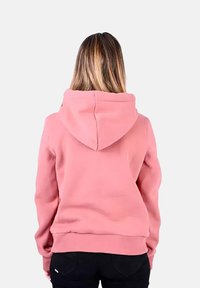 Felpa rosa con cappuccio regolabile, polsini e vita a costine. Presenta un tessuto morbido e testurizzato con un design di colore uniforme.