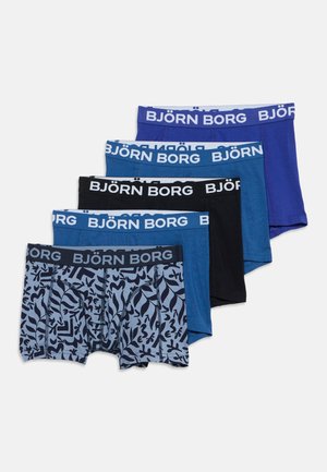 Vijf paar Björn Borg boxershorts in blauw, zwart en met patronen, gerangschikt in een gelaagde rij op een witte achtergrond.